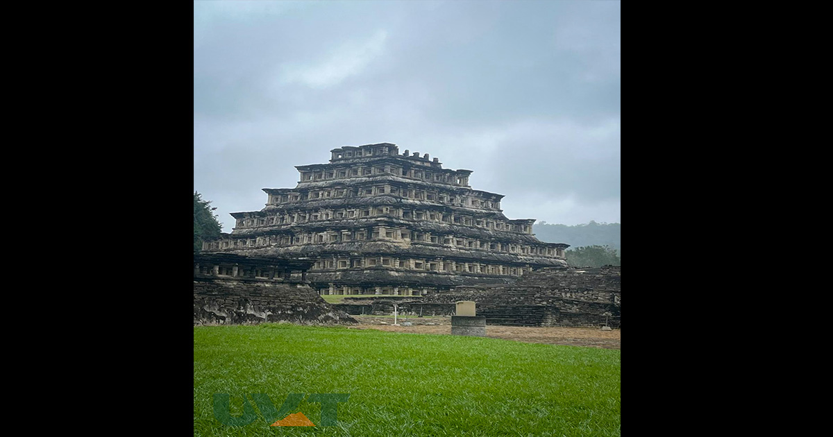 Visita a la Zona Arqueológica El Tajín, una lección de arquitectura ancestral.