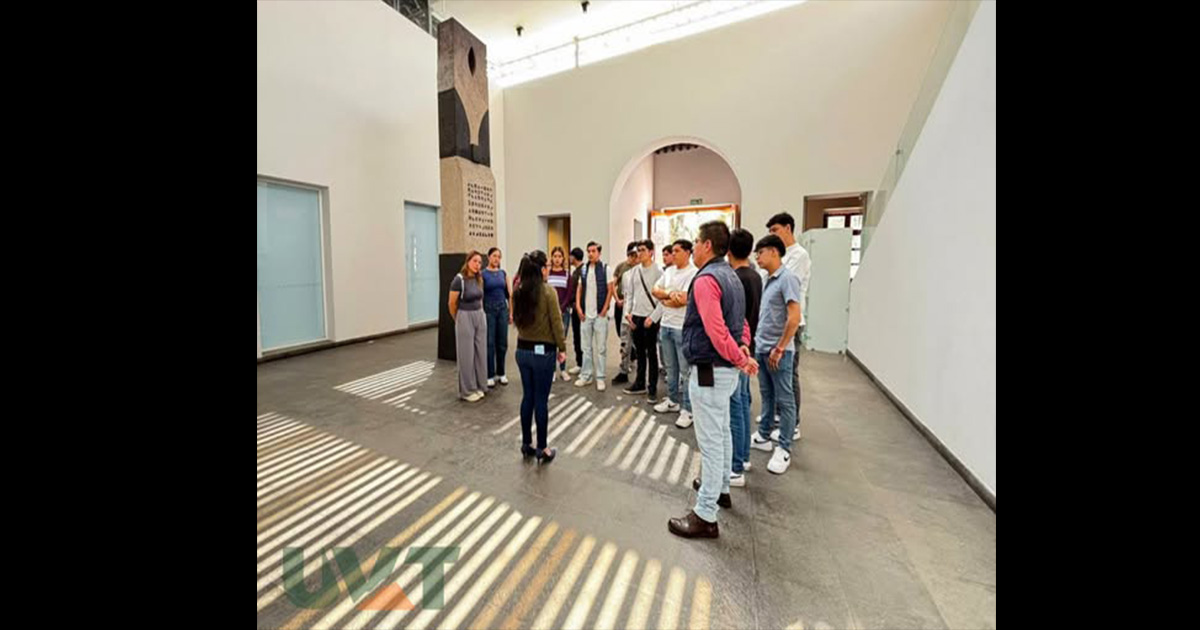 Arte y geometría en acción: Estudiantes de Arquitectura exploran la exposición “CONOIDES”