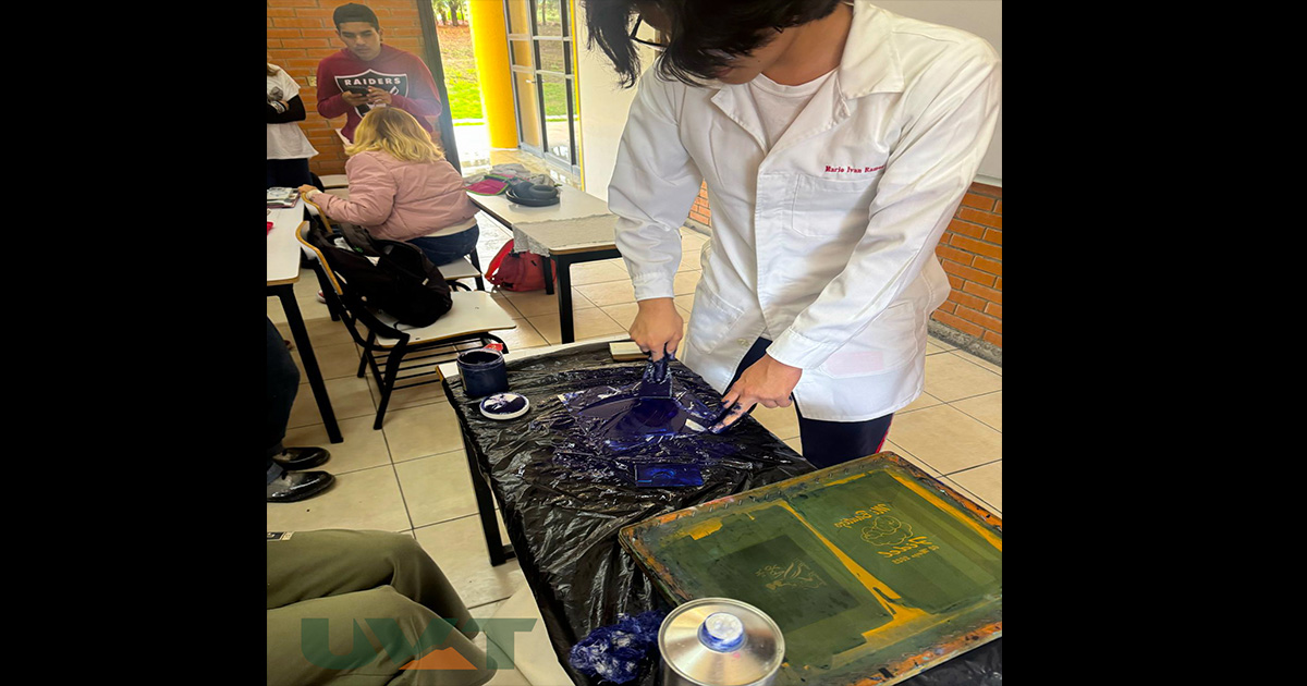 Del archivo al producto, estudiantes de la licenciatura en Diseño de Comunicación Multimedia aprenden serigrafía y estampado DTF
