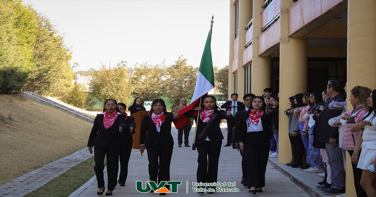 Identidad y valores: ceremonia del Día de la Bandera en la UVT